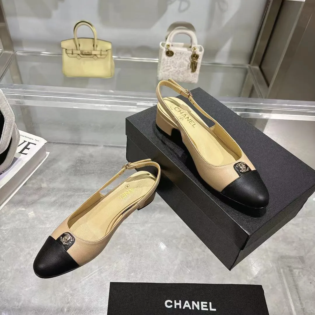 👟👟Ex-factory price 540👟👟 𝐂𝐇𝐀𝐍𝐄𝐋★Xiaoxiang New spring and summer counter new sandals, comfortable and low-heeled, a must-have for work and shopping💋 Show unique dressing style, too beautiful to say, a must-have in summer... Upper: imported sheepskin/Lining: mixed sheepskin Heel height: 3.5cm Outsole: Italian genuine leather outsole Shoe size: 35-39 (40, 41 and 42 are customized and cannot be returned or exchanged)